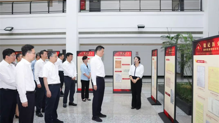 市四套班子领导集体参观“铭记历史”泰州抗战档案史料展